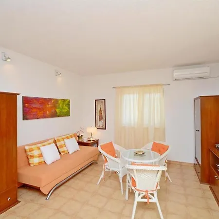 Apartment Studio Okrug Donji 12502a Okrug Gornji